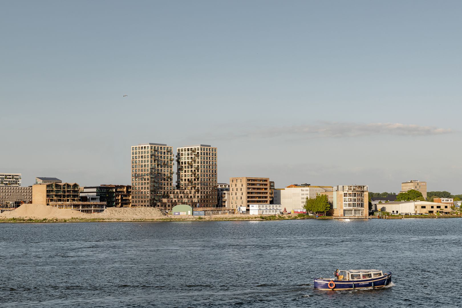 Najvyššou v oblasti je budova 360 Degrees, na stavbu ktorej bolo použitých 152 ton recyklovaného stavebného odpadu. 