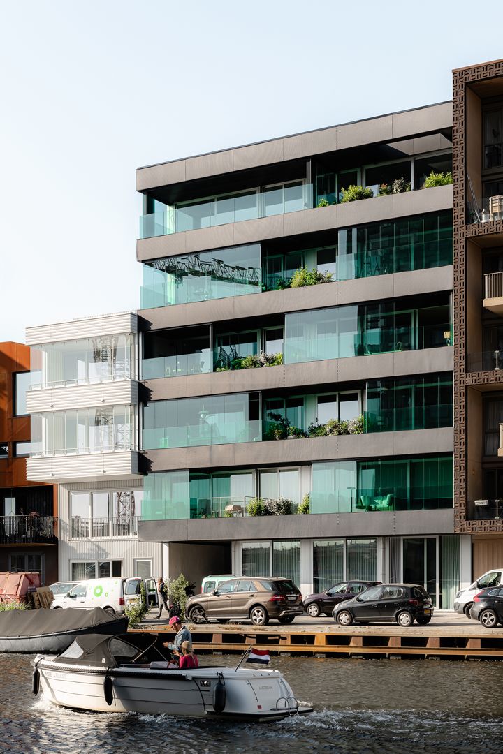 YCON je malá obytná budova v urbanistickom pláne Cityplot Buiksloterham. Päťposchodová budova ponúka dvanásť bytov a spoločný zelený dvor s úschovňou bicyklov na prízemí. 