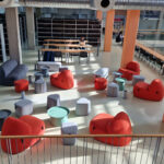 Univerzitný priestor so sedacími vakmi pre štúdium a oddych