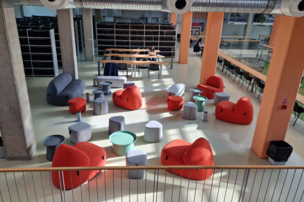 Univerzitný priestor so sedacími vakmi pre štúdium a oddych