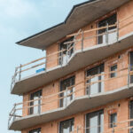 murovaný bytový dom z brúsených tehál počas výstavby