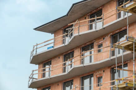 murovaný bytový dom z brúsených tehál počas výstavby