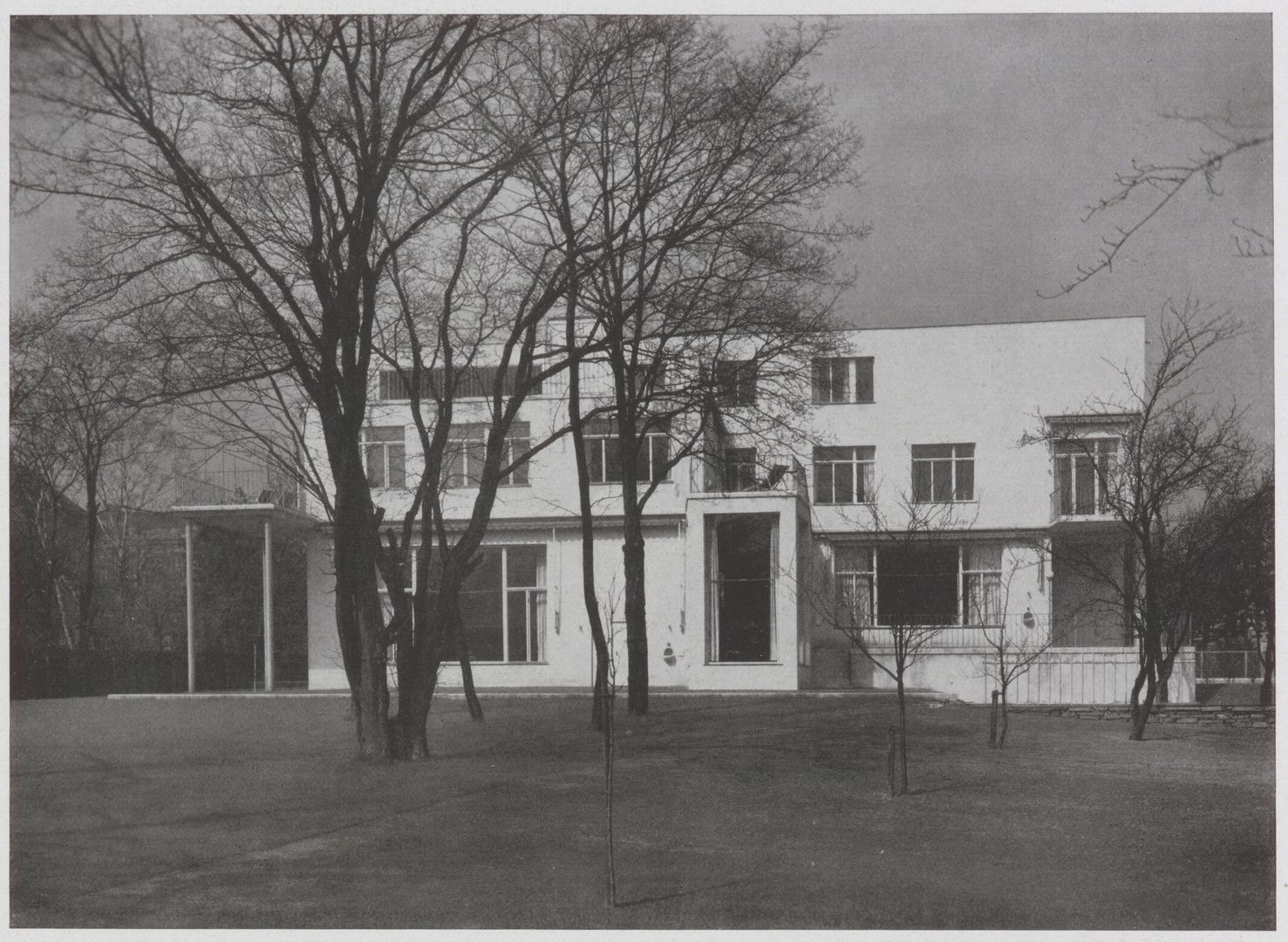 Vila židovskej rodiny Beerovcov v štvrti Hietzing bola postavená v rokoch 1929 až 1930 architektom Oskarom Wlachom a Josefom Frankom.