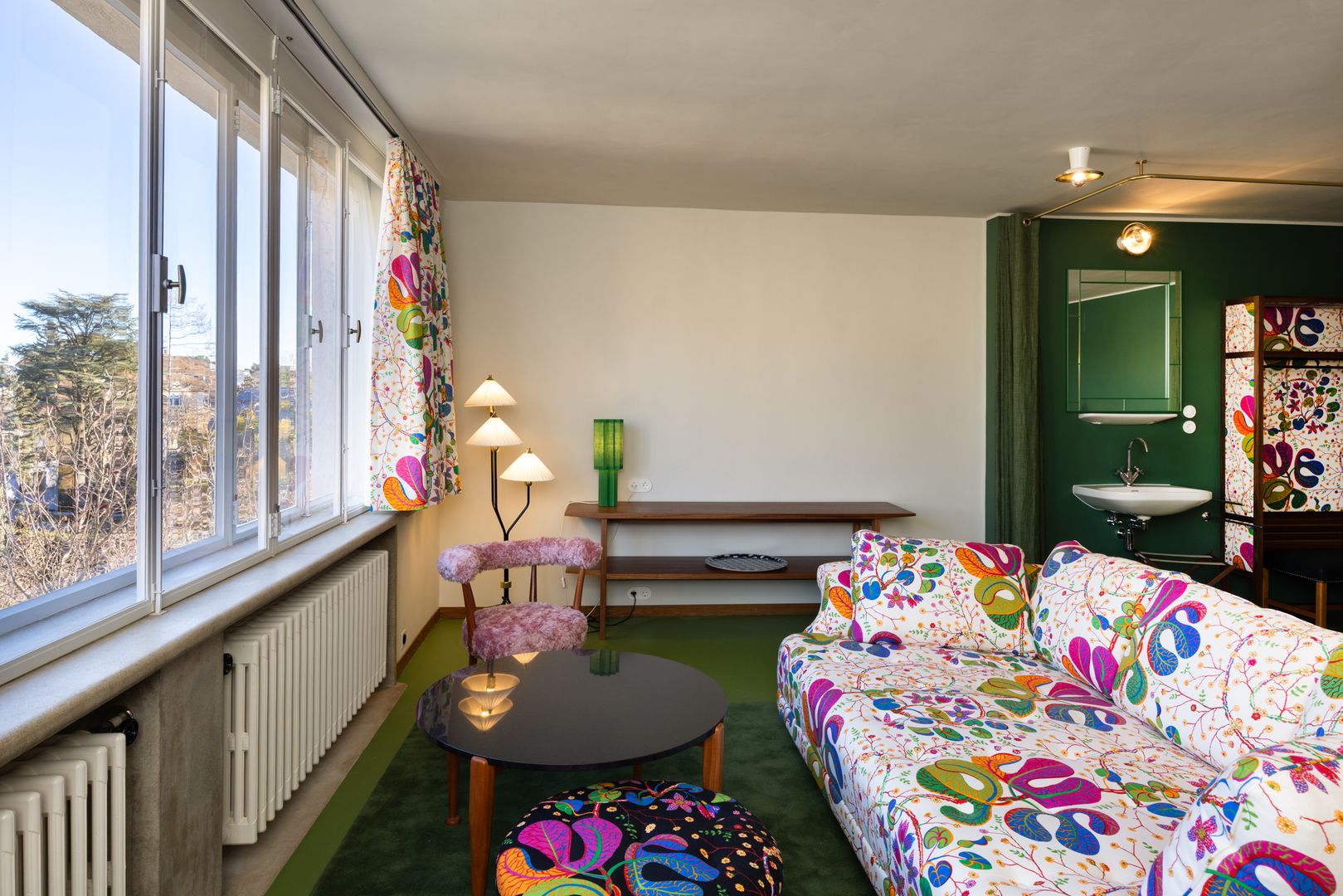 Vila má aj hosťovské izby pre návštevníkov, cena dvojlôžkovej izby na noc sa šplhá až do 450 eur.