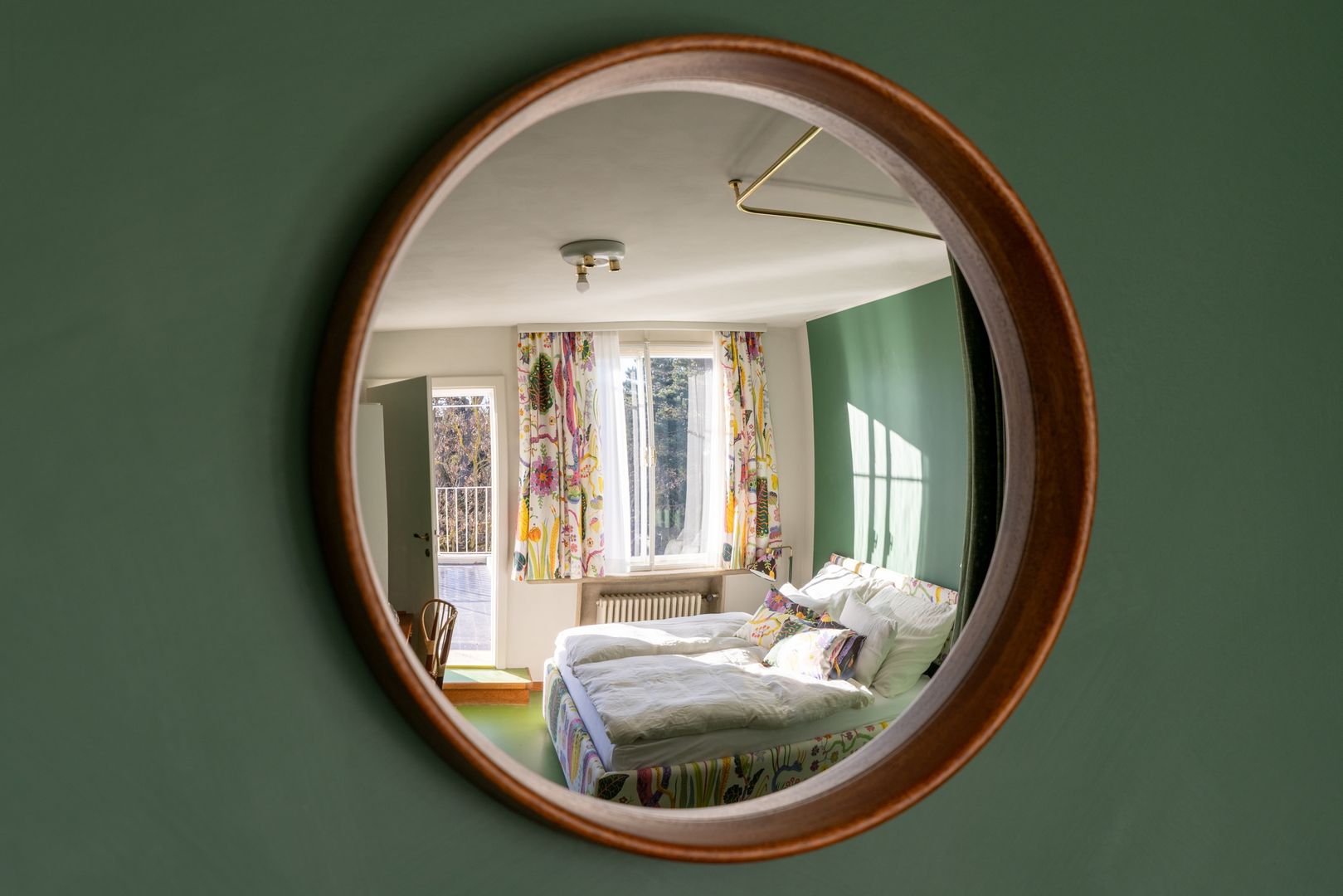 Vila má aj hosťovské izby pre návštevníkov, cena dvojlôžkovej izby na noc sa šplhá až do 450 eur.