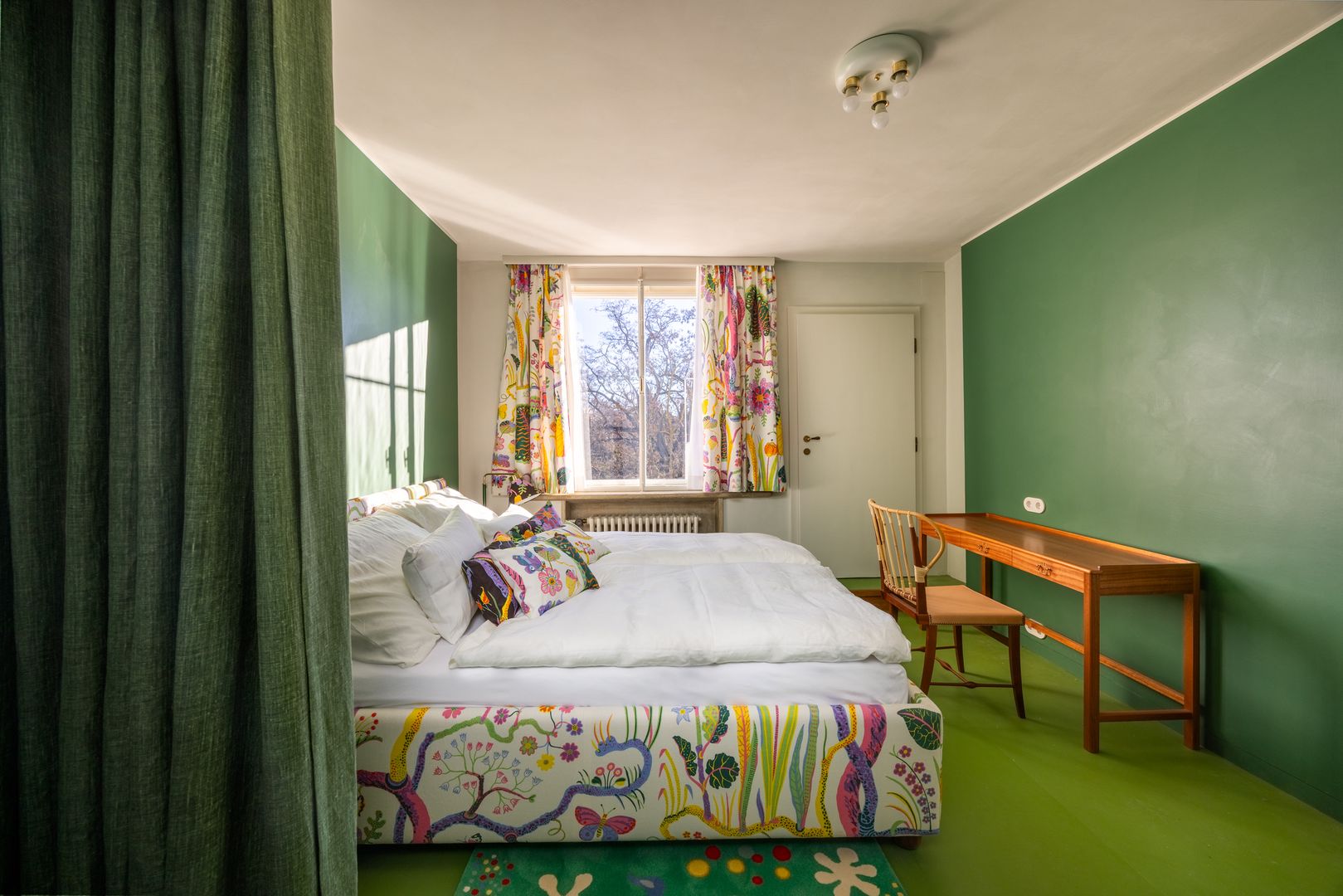 Vila má aj hosťovské izby pre návštevníkov, cena dvojlôžkovej izby na noc sa šplhá až do 450 eur.