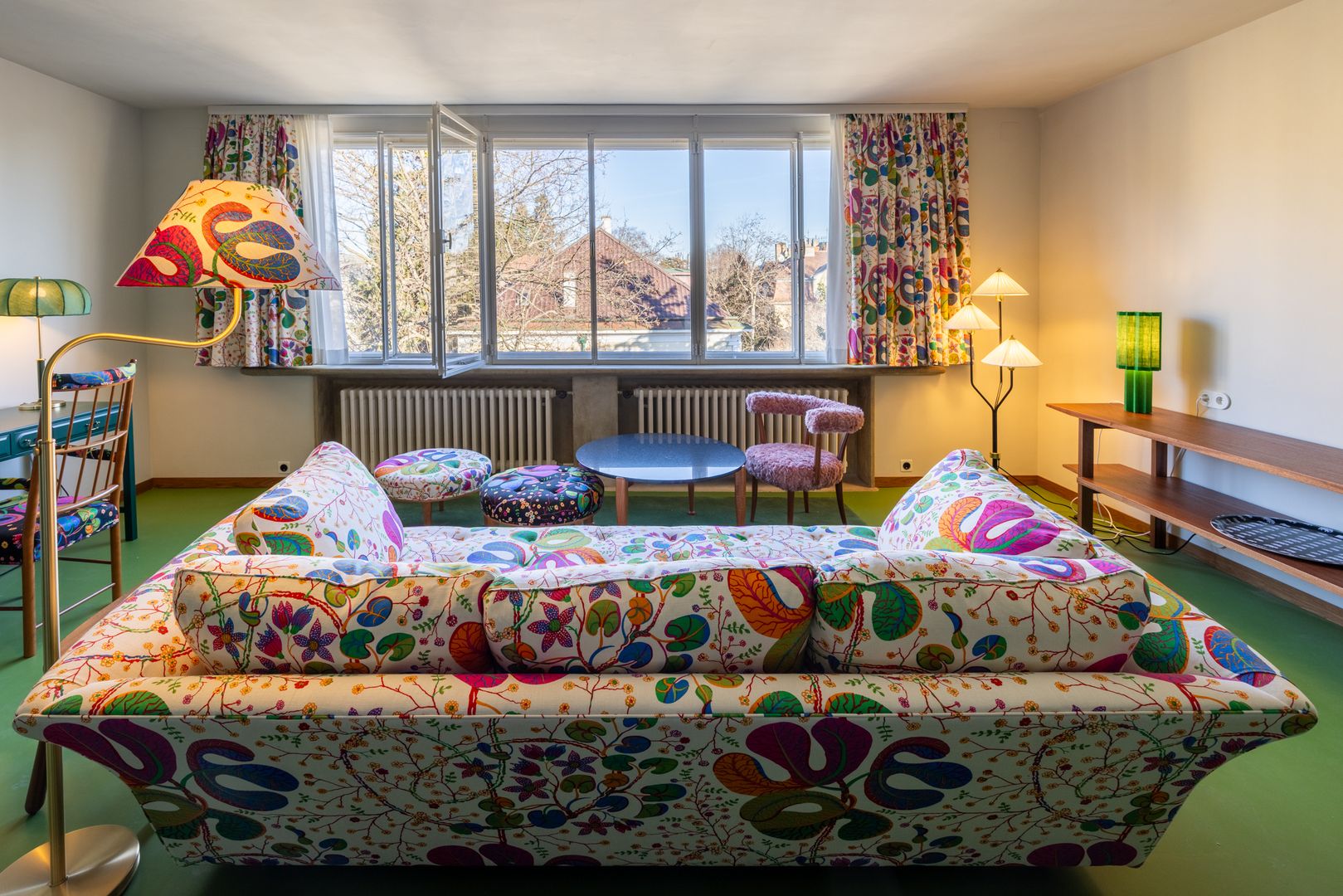 Vila má aj hosťovské izby pre návštevníkov, cena dvojlôžkovej izby na noc sa šplhá až do 450 eur.