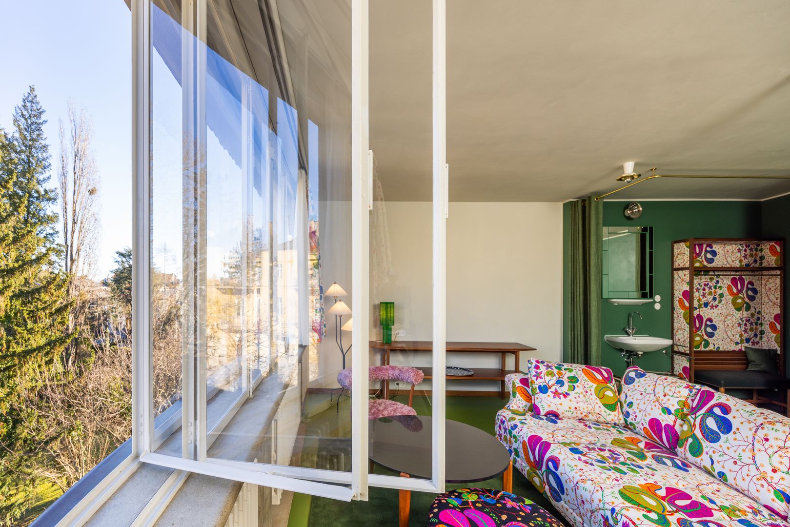 Vila má aj hosťovské izby pre návštevníkov, cena dvojlôžkovej izby na noc sa šplhá až do 450 eur.