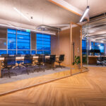 Flexibilný kancelársky priestor s presklenými priečkami a pracovnými zónami