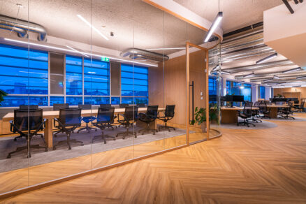 Flexibilný kancelársky priestor s presklenými priečkami a pracovnými zónami