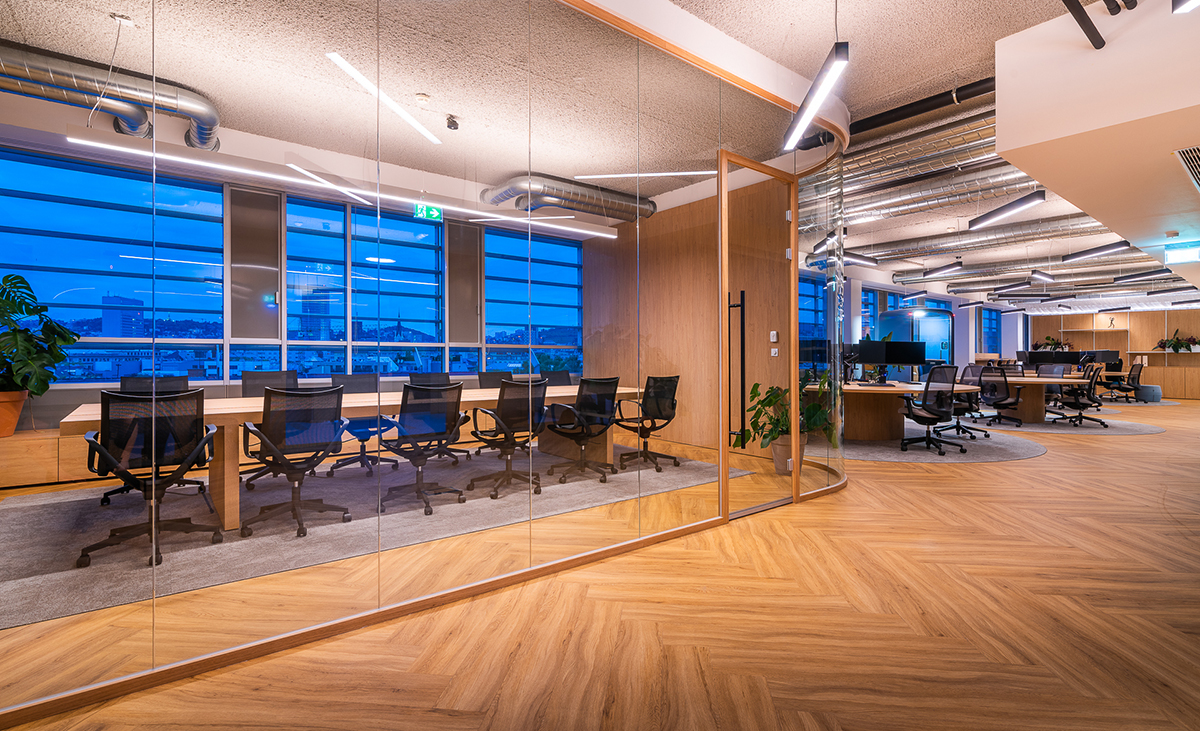 Flexibilný kancelársky priestor s presklenými priečkami a pracovnými zónami