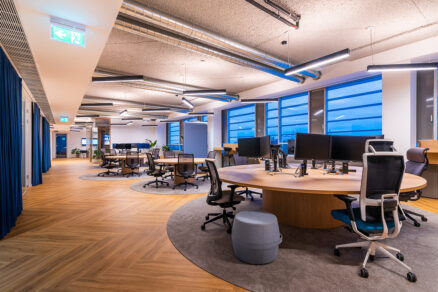 Open space kancelária s ergonomickým nábytkom a industriálnym stropom