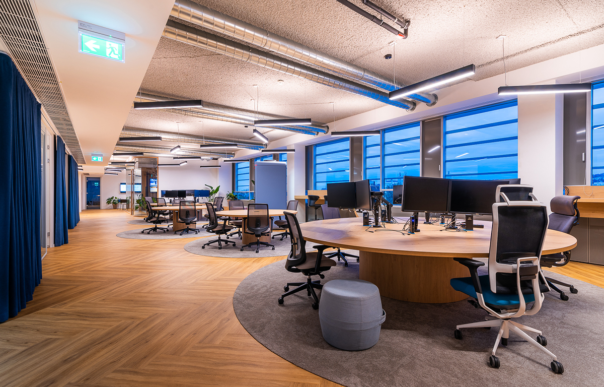 Open space kancelária s ergonomickým nábytkom a industriálnym stropom