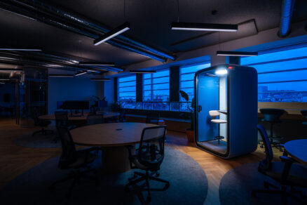 Moderný kancelársky interiér s akustickou telefonickou kabínou a ambientným osvetlením
