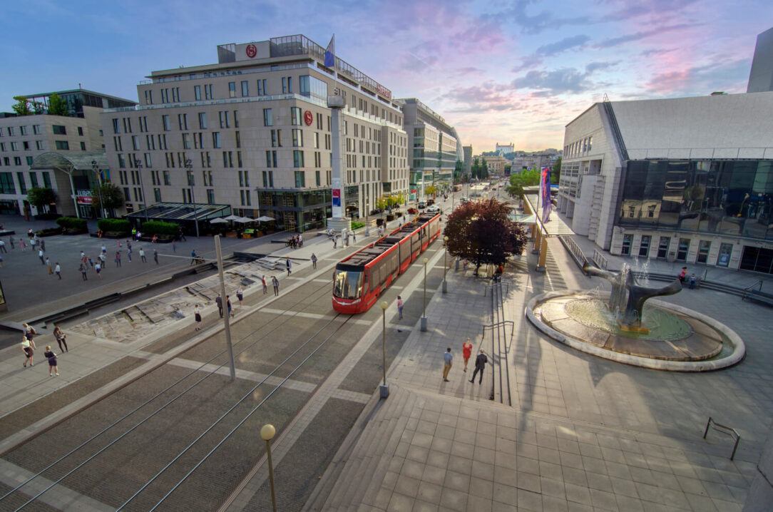 Električka pred novou budovou SND na Pribinovej ulici v Bratislave Električka pred novou budovou SND na Pribinovej ulici v Bratislave