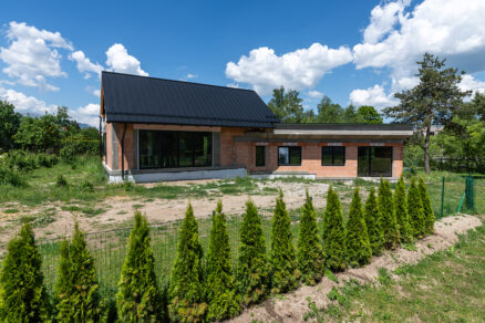 Tehlový rodinný dom vo výstavbe ako príklad trvácneho riešenia z tehál