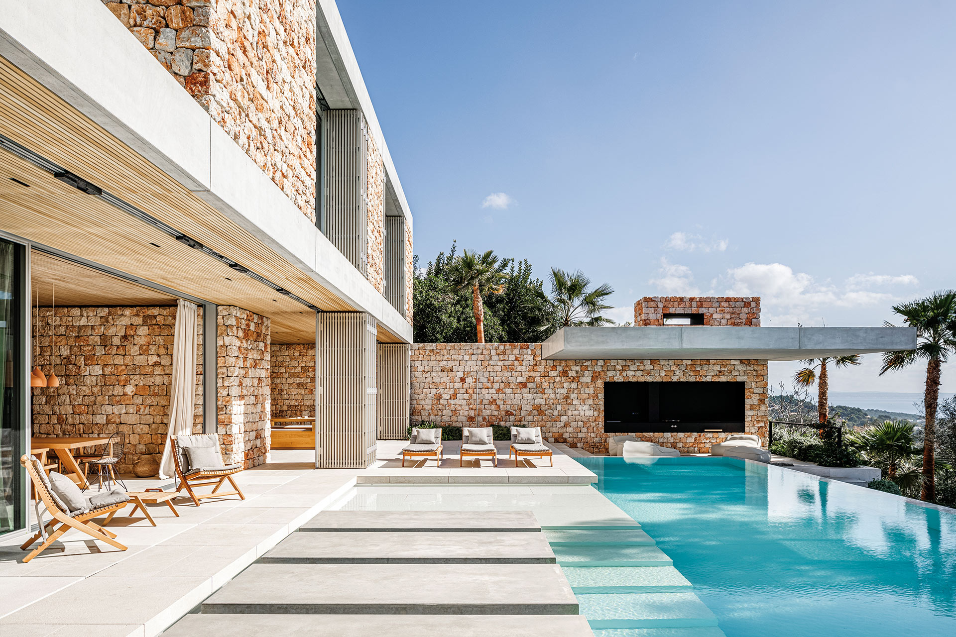 Casa Fly, Palma de Mallorca, Španielsko, 2020. Autori: Radoslav Buzinkay, Andrej Ferenčík, Jakub Viskupič, Ján Šimko. Spolupráca: Helena Kučerová. Nominácia ArchDaily Building of the Year Award 2022, Big See Award.