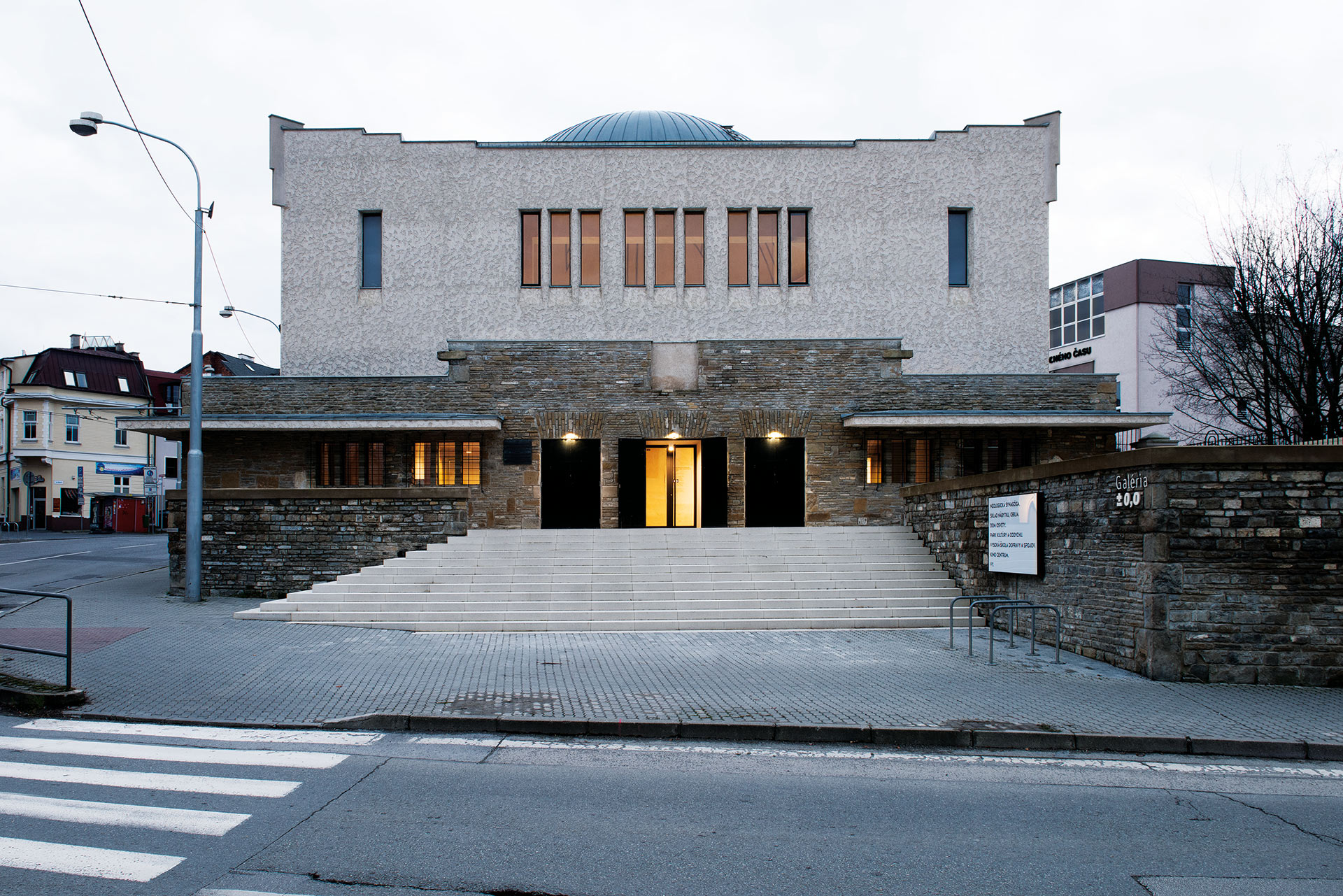 Nová synagóga, Žilina, 2011 – 2018. Autori Martin Jančok, Michal Janák, Eva Štrocholcová. CE ZA AR 2018, Bauwelt Advacement Award 2013, BigMat Award 2021 za Slovensko, Fénix/ Pamiatka roka 2018, Cena Nadácie Tatra banky za umenie 2018, nominácia na Piranesi Award 2017, nominácia na EU Mies Award 2019.