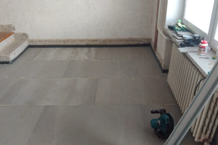 Pokládka cementotrieskových dosiek v rekonštruovanom interiéri