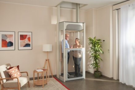 Domáci výťah s ovládacím panelom a tlačidlami v interiéri