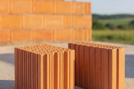 Akustické tehly na stavbe rodinného domu pre lepšiu nepriezvučnosť stien