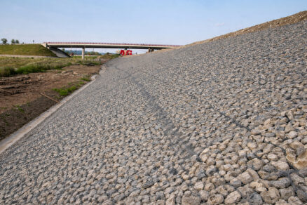 Obr. 9 Protierózna ochrana – drôtokamenné matrace RENO PLUS