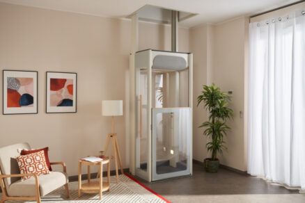 Kompaktný domáci výťah v modernom obývacom priestore