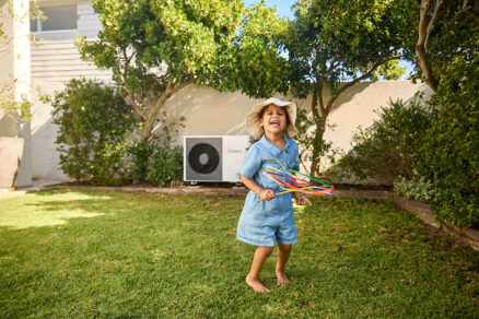 dieťa na záhrade pri dome s vonkajšou jednotkou tepelného čerpadla vzduch voda