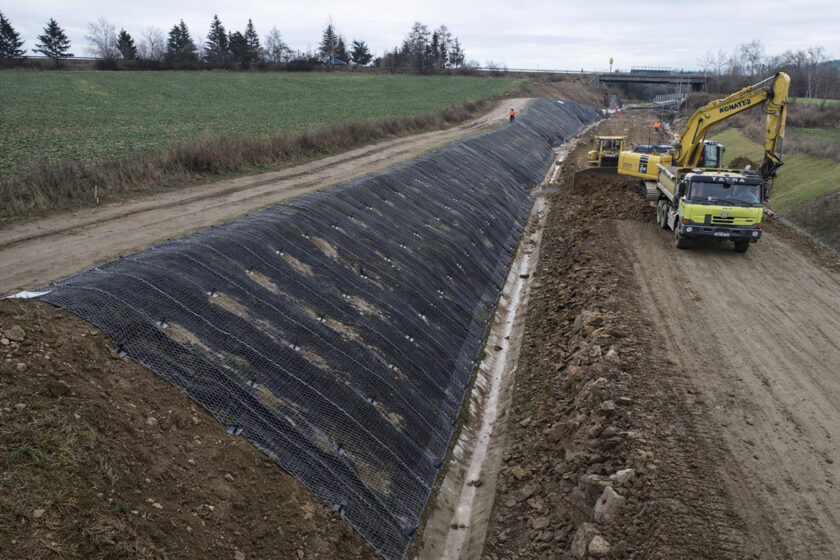 Protierózno-stabilizačné zabezpečenie – MacMat HS so zemnými klincami