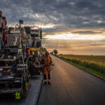 Cestársky stroj na recykláciu asfaltu pri oprave vozovky priamo na mieste