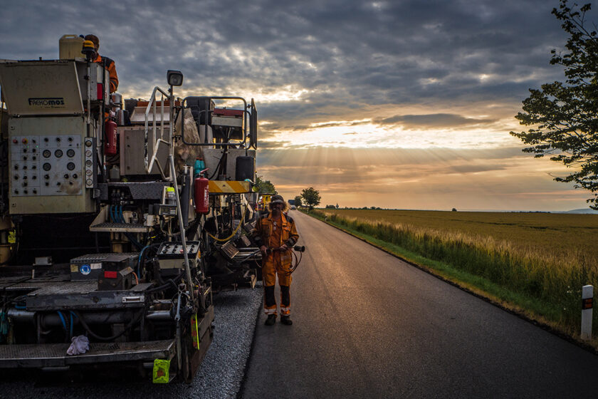 Cestársky stroj na recykláciu asfaltu pri oprave vozovky priamo na mieste