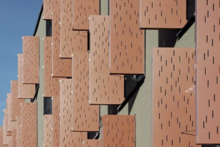 Perforované skladacie tieniace panely na fasáde budovy