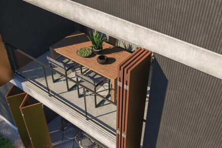 Skladacie tieniace panely na balkóne modernej budovy