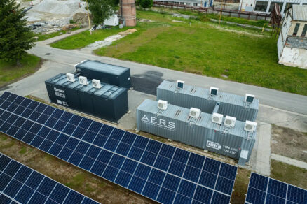 veľkokapacitné batériové úložiská pri fotovoltickej elektrárni