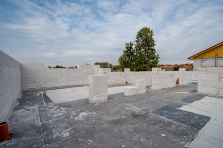 základy a nosné murivo z Ytong tvárnic na stavbe domu