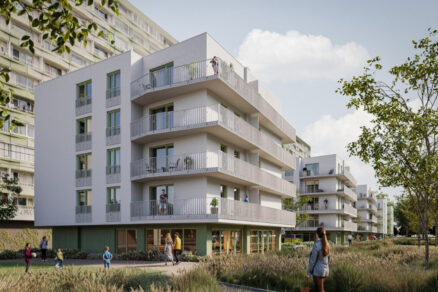 Súbor bytových domov s balkónmi a komunitným verejným priestorom