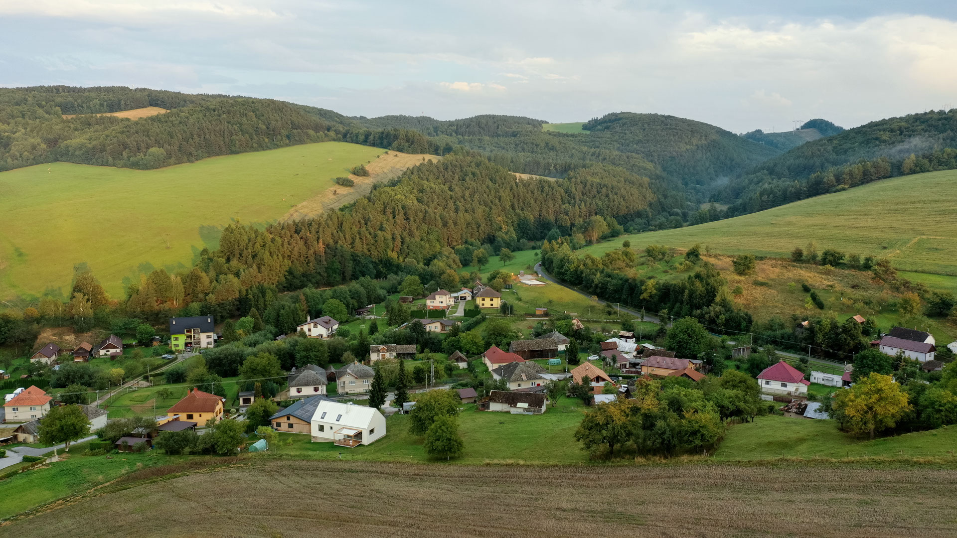 Rodinný dom vo svojej podstate rešpektuje plynulý priebeh zelenej krajiny.