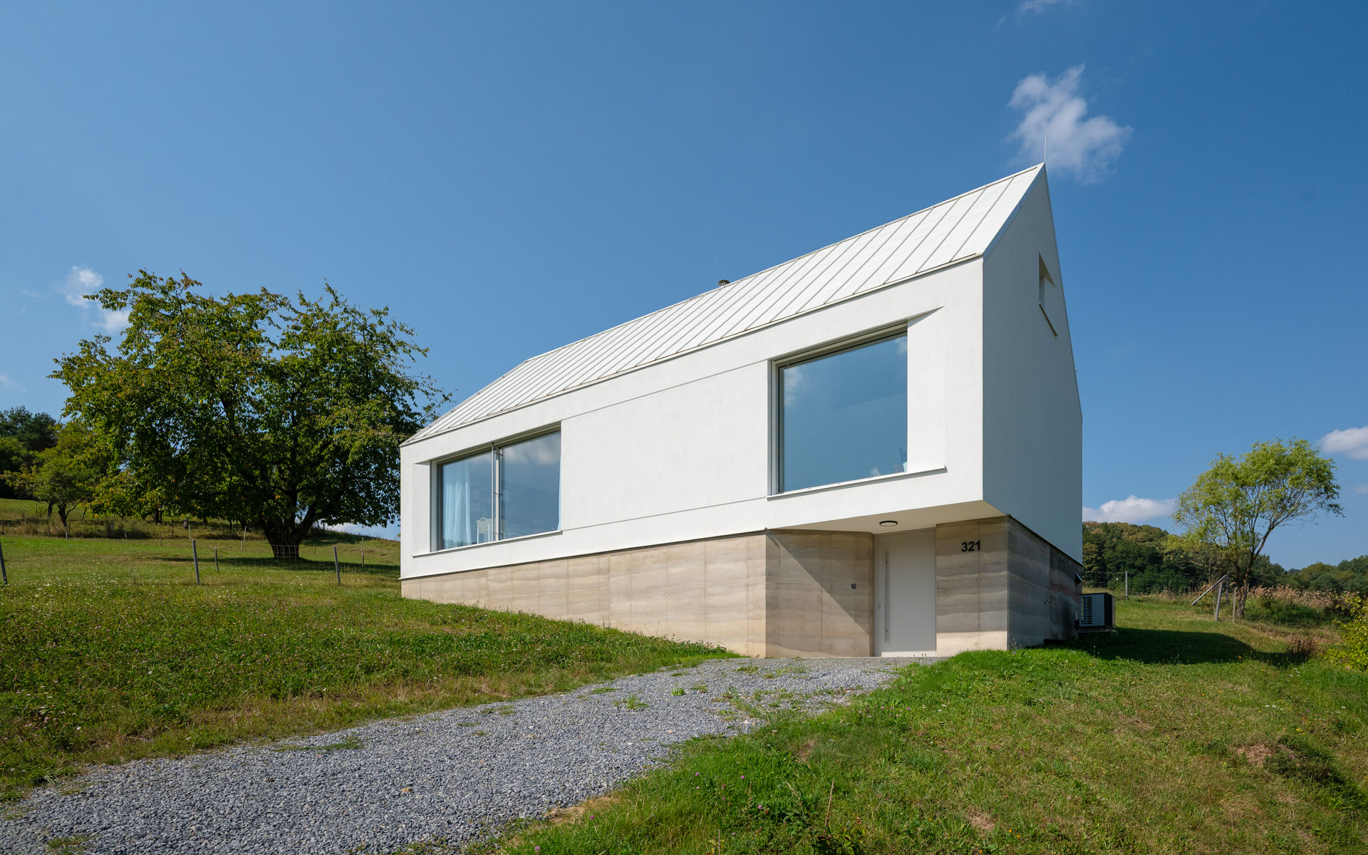 Pre architektúru domu je charakteristická archetypálna hmota - obdĺžnikový pôdorys a sedlová strecha.