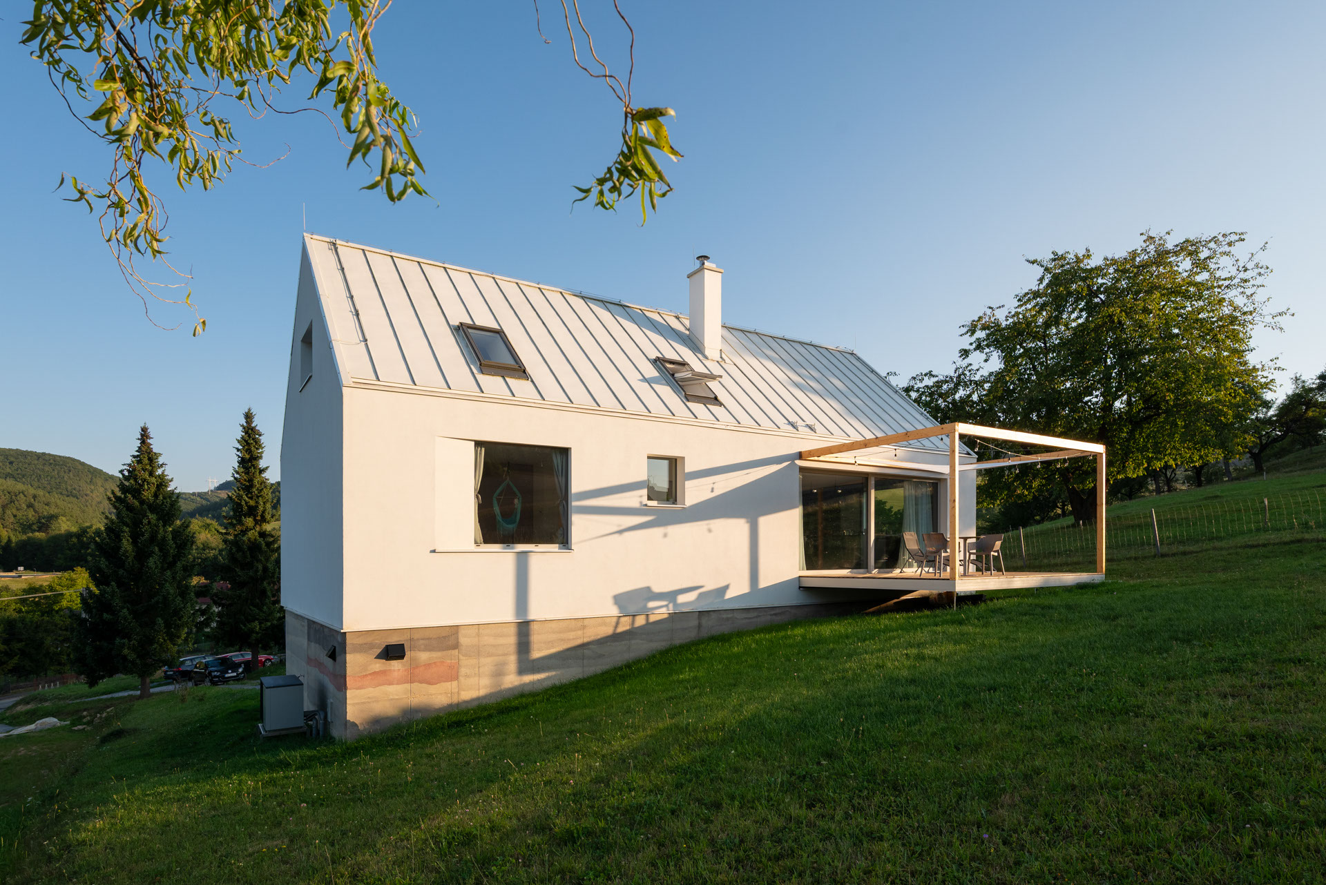 Pre architektúru domu je charakteristická archetypálna hmota - obdĺžnikový pôdorys a sedlová strecha.