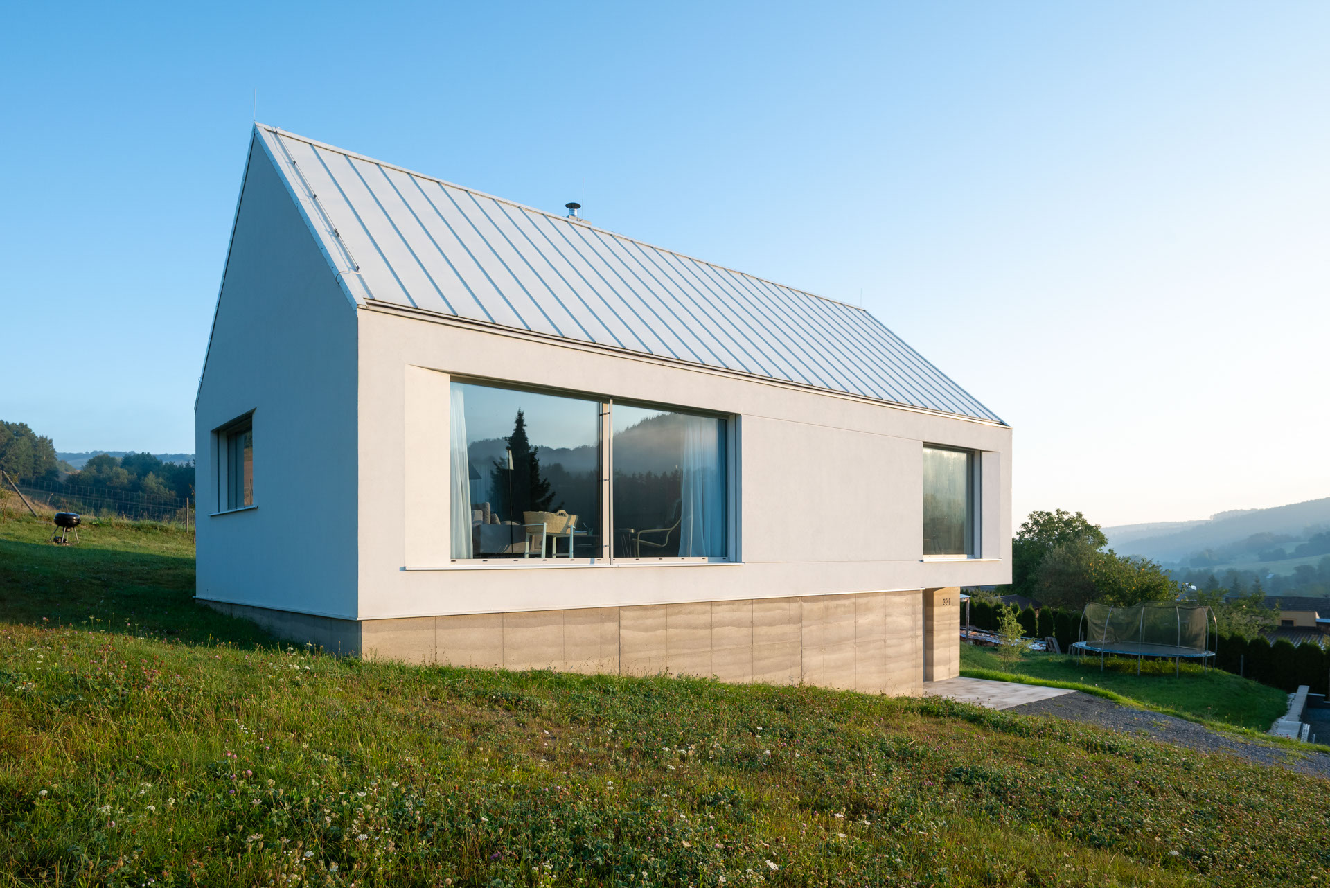 Pre architektúru domu je charakteristická archetypálna hmota - obdĺžnikový pôdorys a sedlová strecha.
