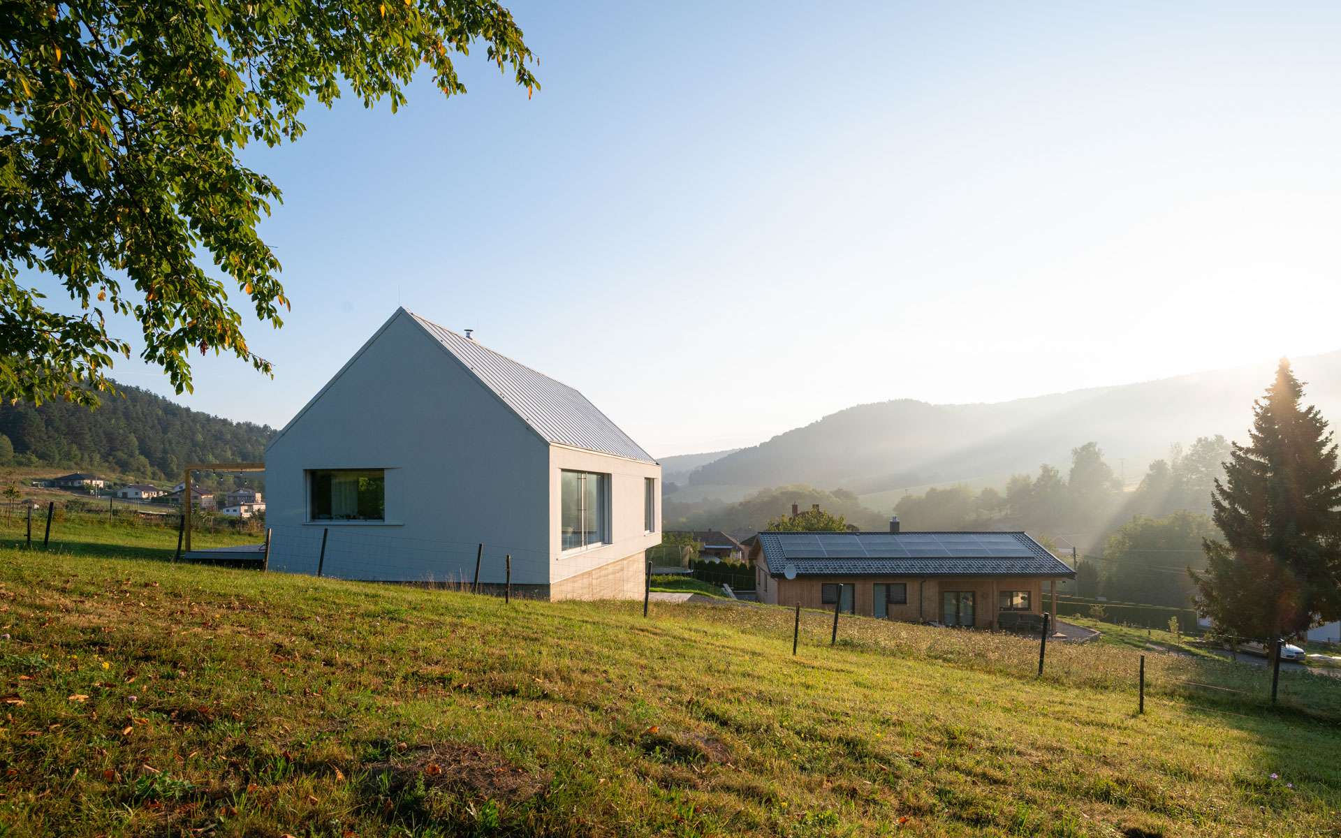 Pre architektúru domu je charakteristická archetypálna hmota - obdĺžnikový pôdorys a sedlová strecha.