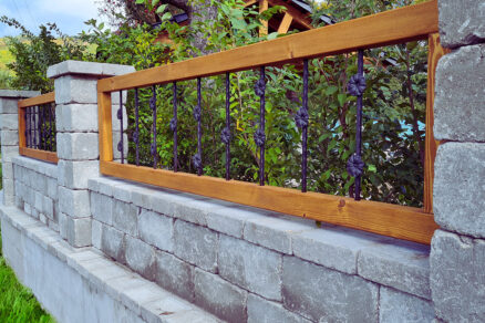 plot z tvárnic Granublok s kovovým a dreveným zábradlím