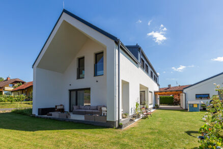 Rodinný dom s bielou fasádou a jednovrstvovou tehlovou konštrukciou