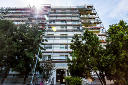 Zateplenie bytového domu systémom ETICS počas realizácie s lešením