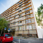 Zatepľovanie bytového domu pomocou lešenia a EPS izolácie počas obnovy fasády