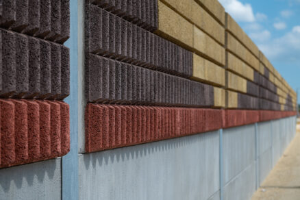 Dizajnová protihluková stena Durisol s farebnými tvarovkami