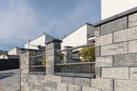 plot z tvárnic Mur Mac so štiepaným povrchom pri rodinnom dome