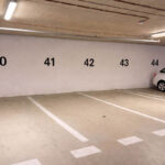 Podzemná garáž s parkovacími miestami bez viditeľného poškodenia konštrukcie