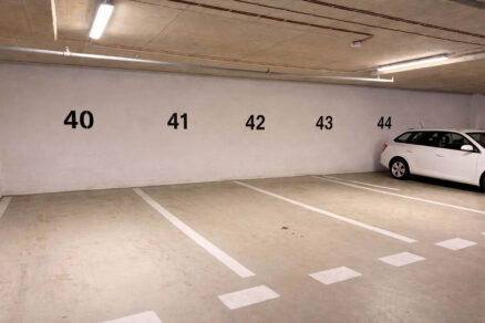 Podzemná garáž s parkovacími miestami bez viditeľného poškodenia konštrukcie