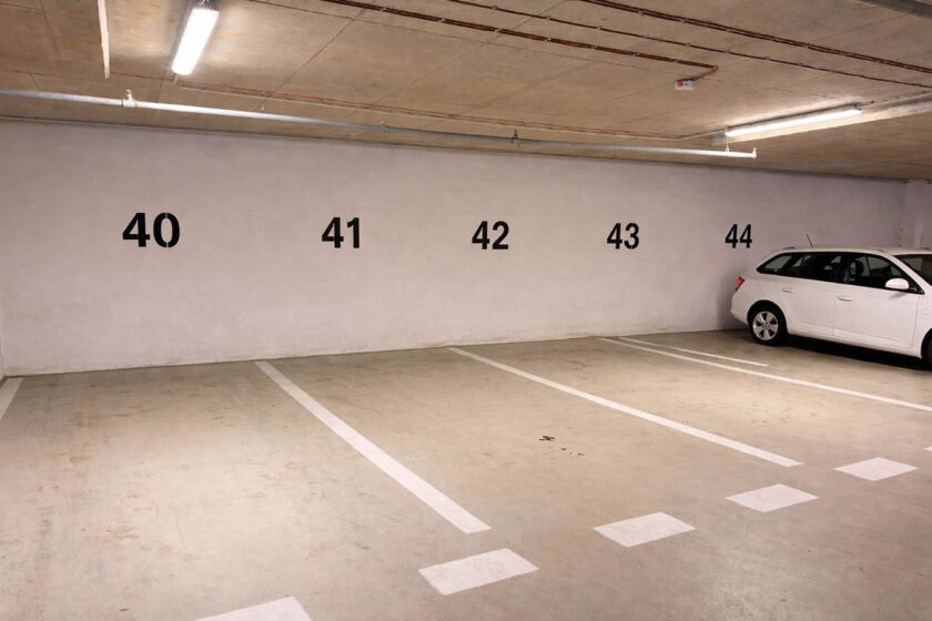 Podzemná garáž s parkovacími miestami bez viditeľného poškodenia konštrukcie